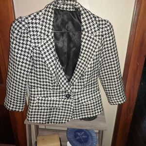 Stunning Timeless Black/White Houndstooth Blazer. Ooh la la…Great condition!!!